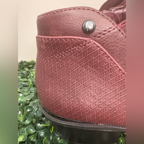 Simply Vera Vera Wang Red Ankle Booties Sleek Design - Picture 5 of 8